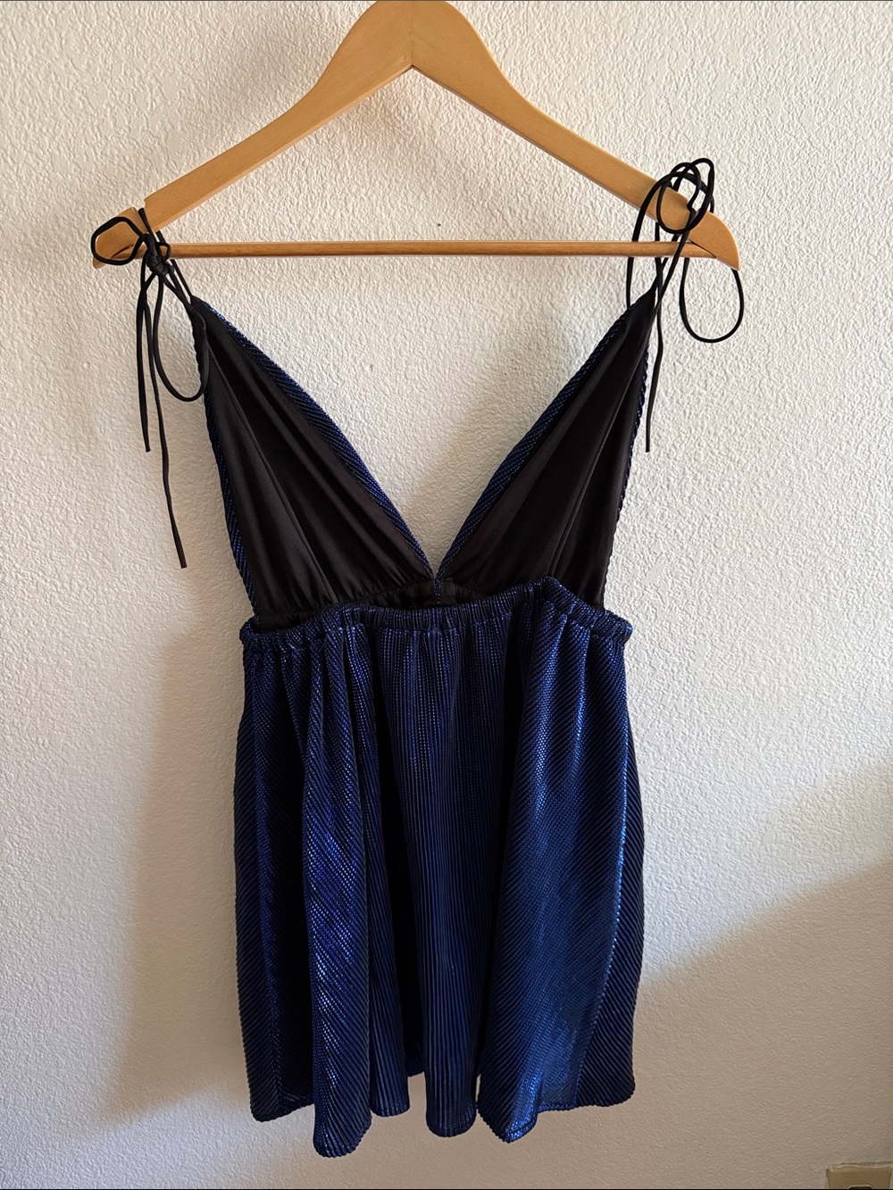 Lucy in the sky Navy Blue V-Neck Tie-Strap romper - Picture 3 of 6
